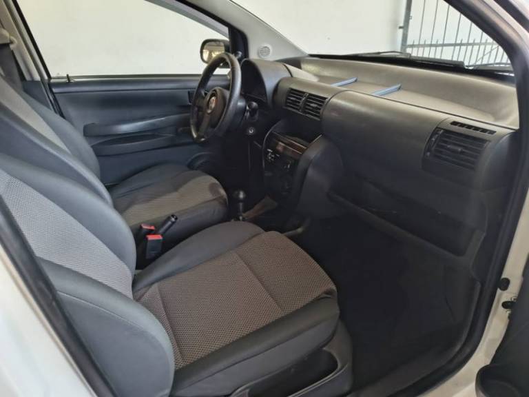 VOLKSWAGEN - FOX - 2005/2005 - Branca - R$ 19.900,00
