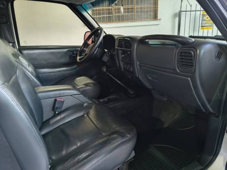 CHEVROLET - S10 - 2006/2006 - Branca - R$ 69.900,00